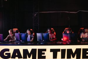 Tuyển thủ e-sport thi đấu trên sân khấu trong một giải đấu chuyên nghiệp