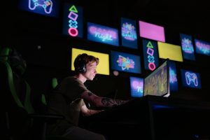 Người chơi đang phân tích số liệu trận đấu e-sport trước khi đặt cược